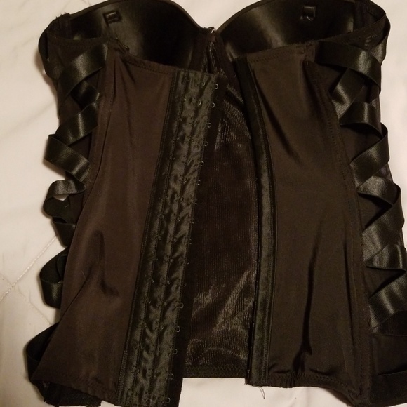 Corset - Picture 3 of 4